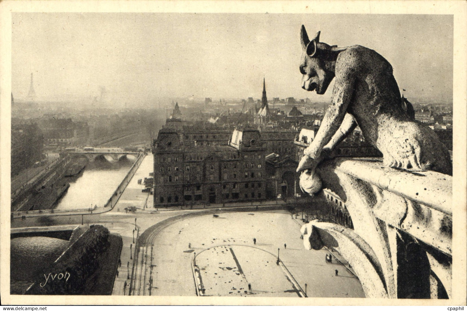 CPA Paris Notre Dame de Paris Le Parvis de Notre Dame et perspective sur la Seine