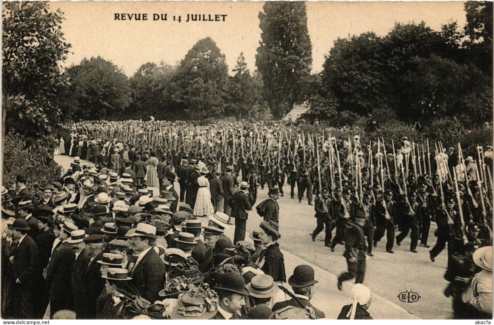 CPA PARIS Revue du 14 Juillet (577508)