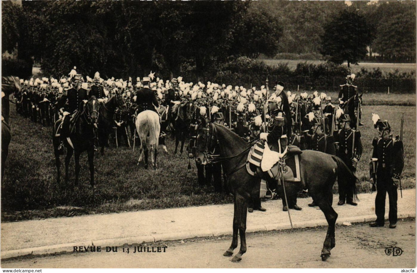 CPA PARIS Revue du 14 Juillet (577511)