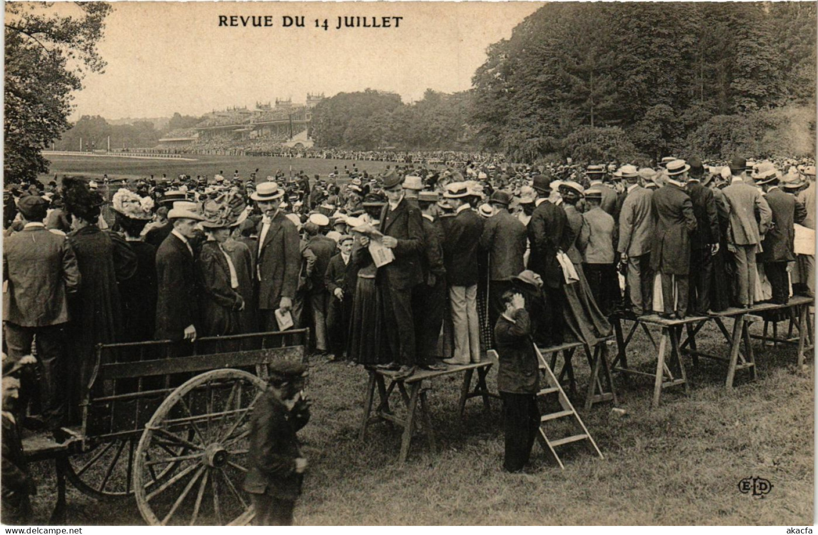 CPA PARIS Revue du 14 Juillet (577514)