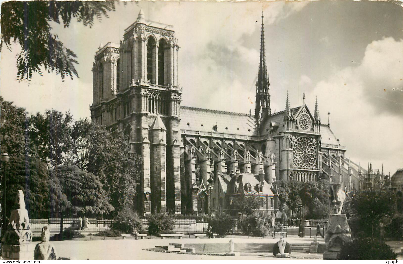 CPA Paris vue generale de Notre Dame