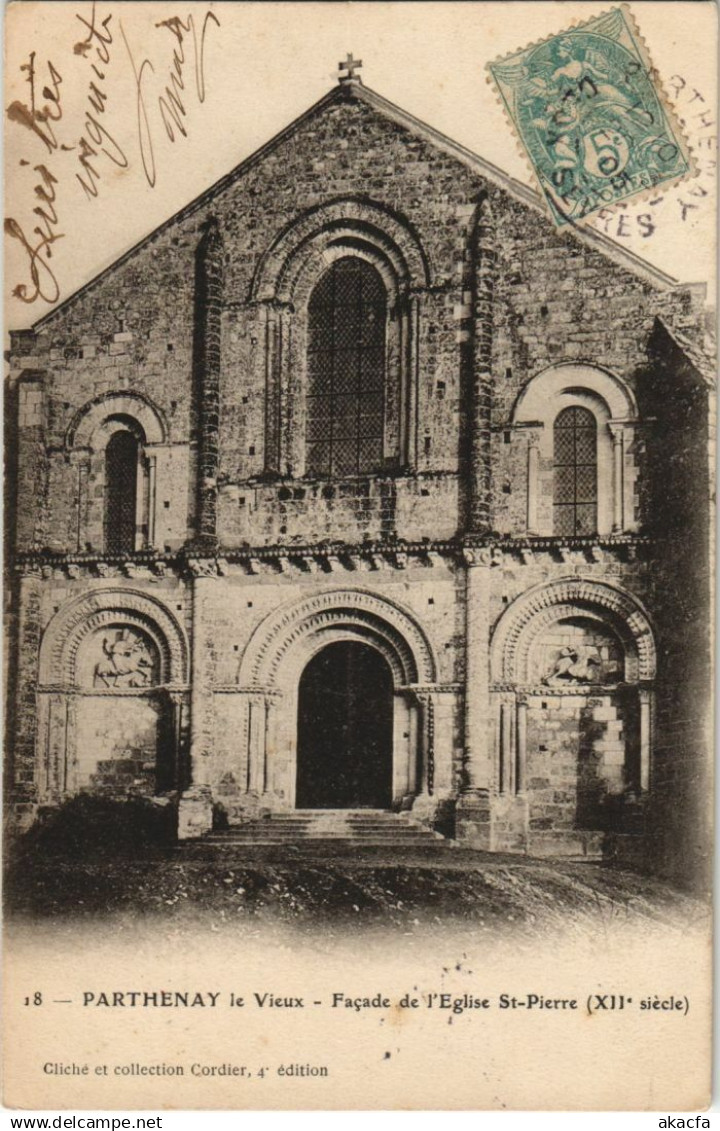 CPA PARTHENAY PARTHENAY-le-VIEUX - Facade de l'Eglise Saint-Pierre (1141240)