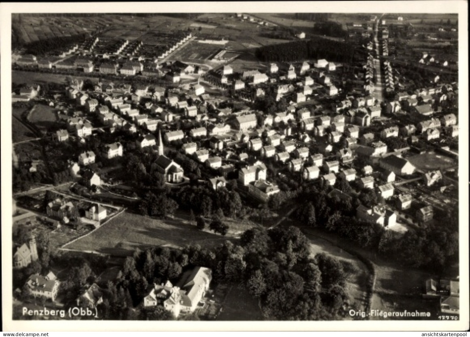 CPA Penzberg in Oberbayern, Luftaufnahme von Penzberg, Wohngebiete, Kirche, Wälder, Felder