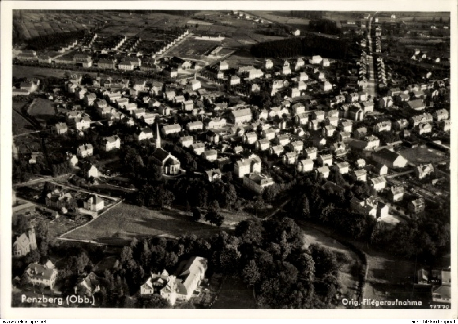 CPA Penzberg in Oberbayern, Luftaufnahme von Penzberg, Wohnsiedlungen, Kirche, Felder