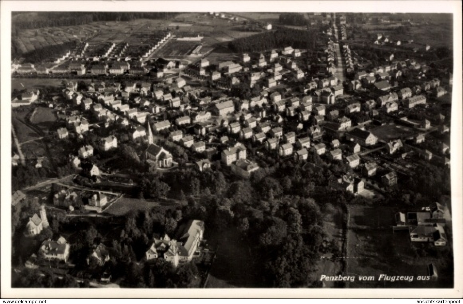 CPA Penzberg in Oberbayern, Luftaufnahme von Wohngebiete, Kirche, Landschaft