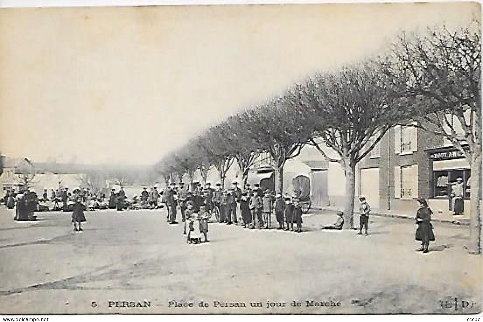 CPA Persan Place de Persan un jour de Marché