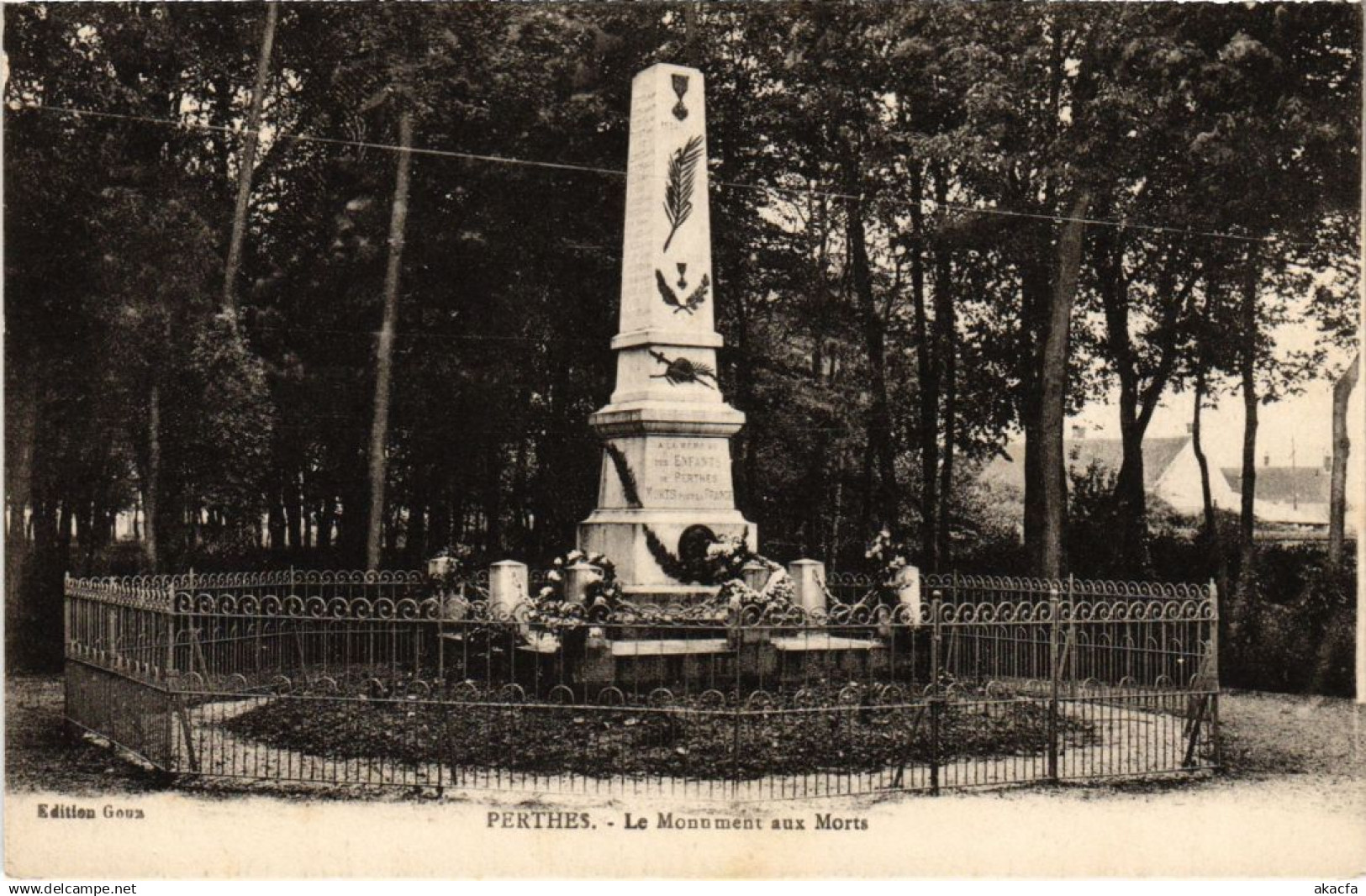 CPA PERTHES Le Monument aux Morts (1299143)
