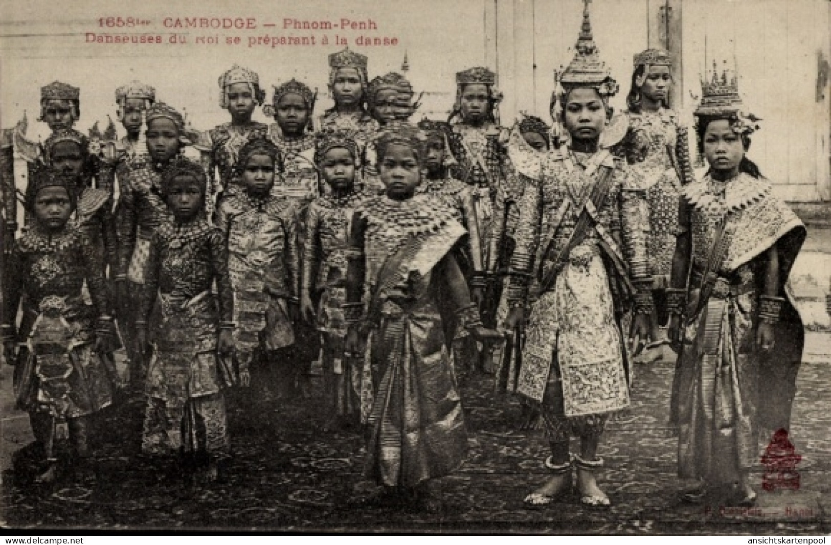 CPA Phnom Penh Kambodscha, Danseuses du roi se préparant à la danse
