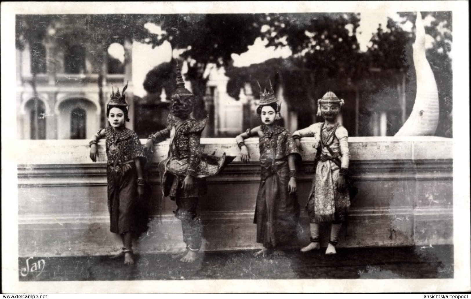 CPA Phnom Penh Kambodscha, Danseuses Royales au repos dans la cour du Palais