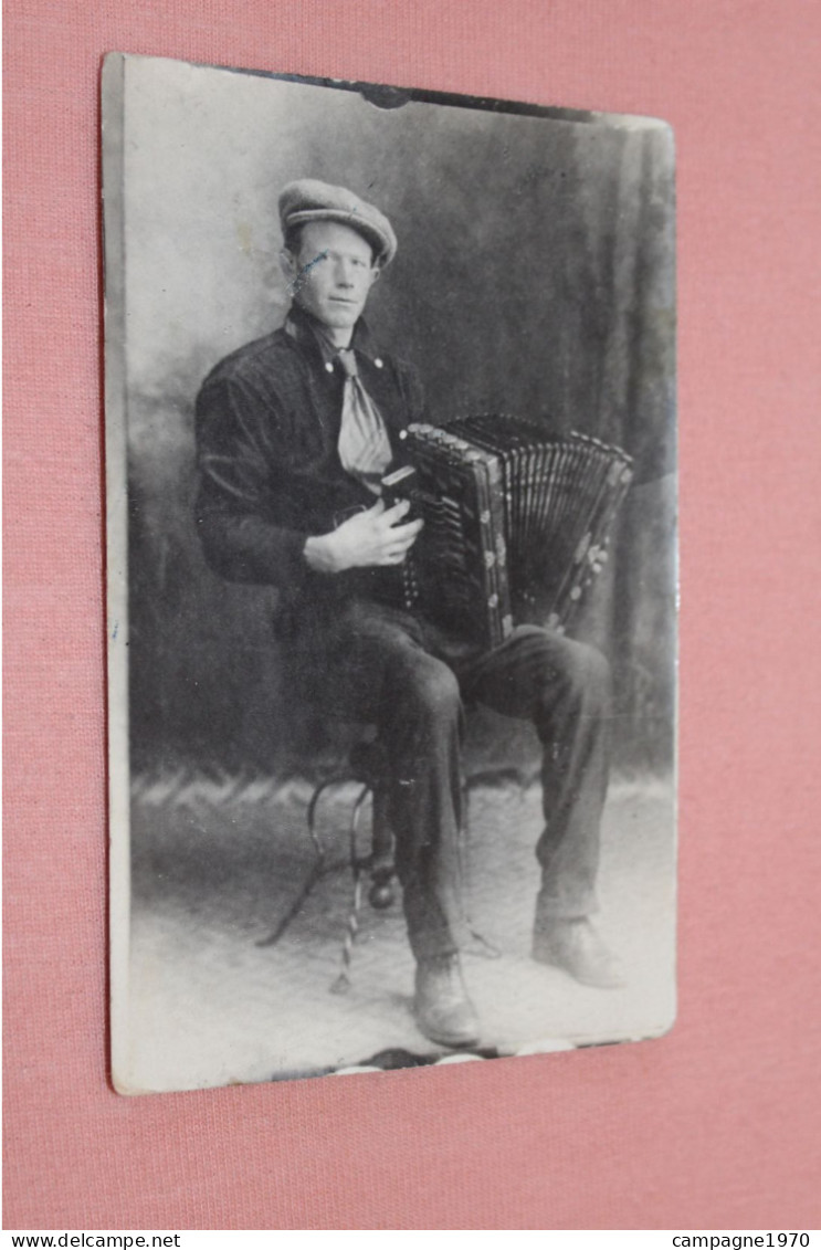 CPA PHOTO - KORTRIJK OF OMGEVING - MUSICIEN ACCORDEON A IDENTIFIER - TE IDENTIFICEREN