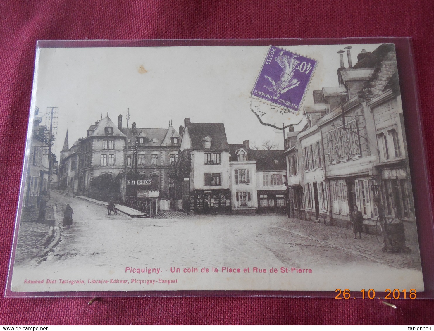 CPA - Picquigny - Un coin de la Place et Rue de Saint-Pierre