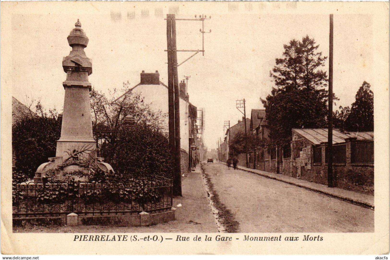 CPA Pierrelaye Rue de la Gare Monument aux Morts (1340303)