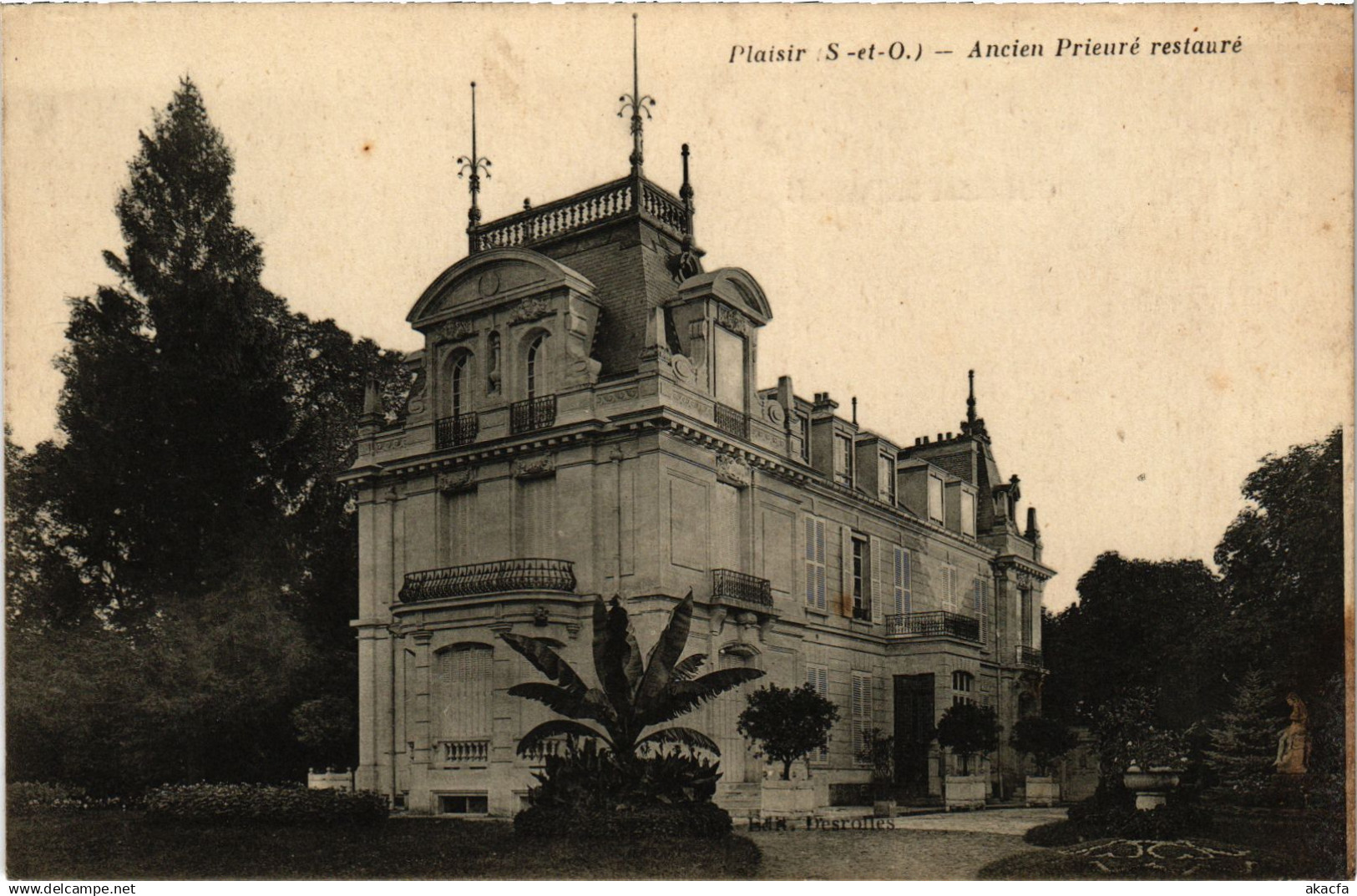 CPA Plaisir Ancien Prieure restaure (1449757)