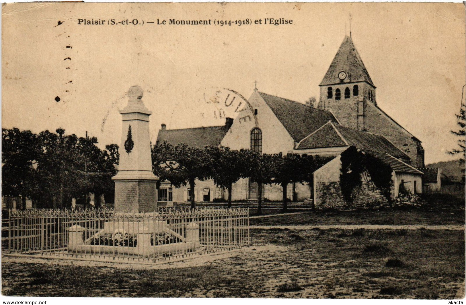 CPA Plaisir Monument et Eglise (1449754)