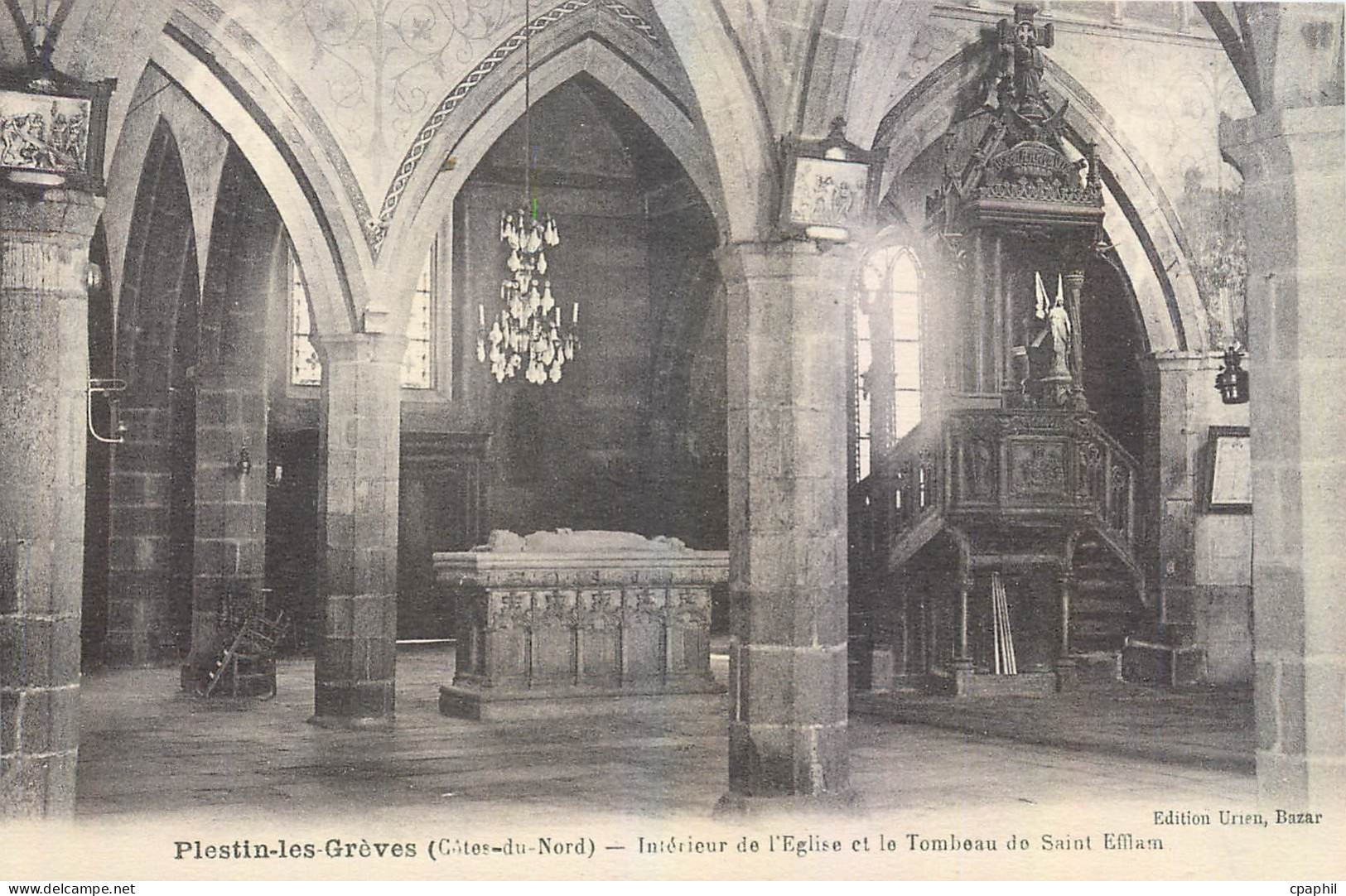 CPA Plestin les Greves Cotes du Nord Interieur de l'Eglise et le Tombeau de Saint Efflam