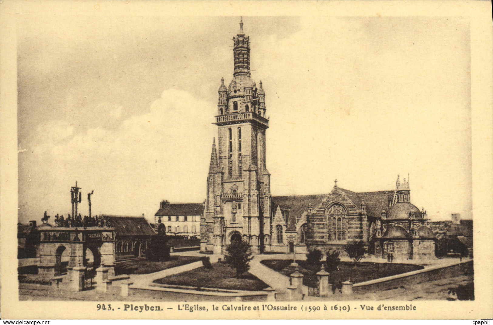 CPA Pleyben L'Eglise Le Calvaire et l'Ossuaire Vue d'ensemble