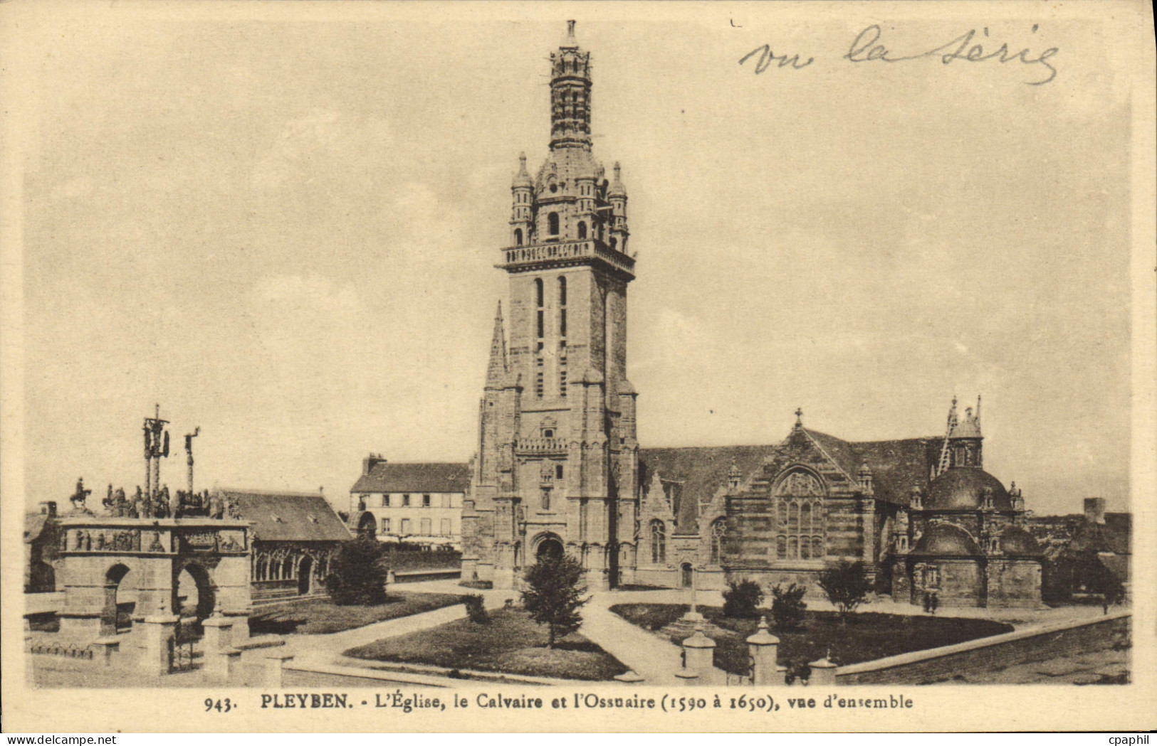 CPA Pleyben L'Eglise le Calvaire et l'Ossvaire Vue d'Ensemble