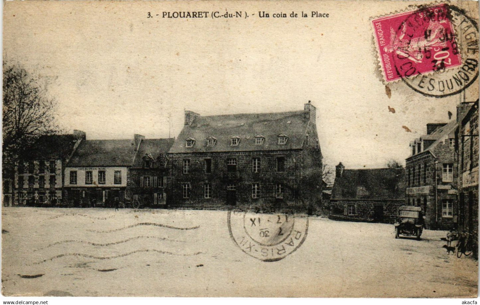 CPA PLOUARET - Un coin de la Place (994909)