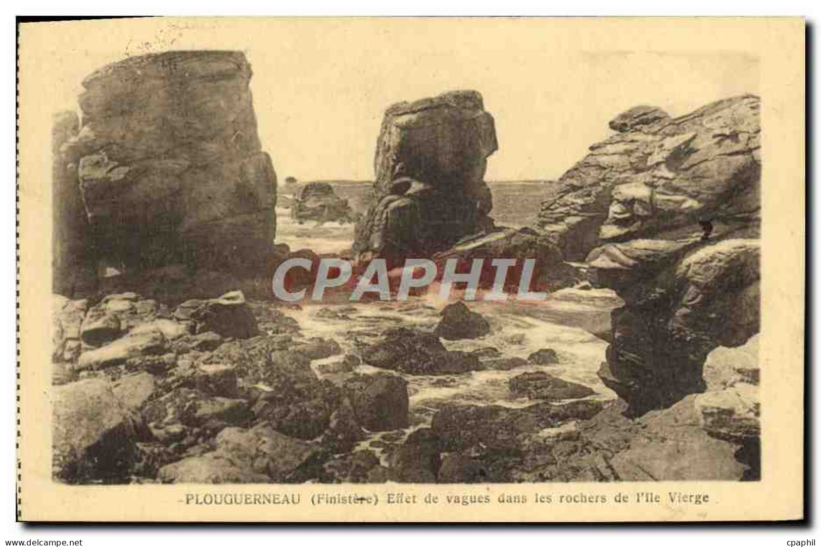 CPA Plougasnou Effet de Vagues dans les Rochers de l'ile vierge