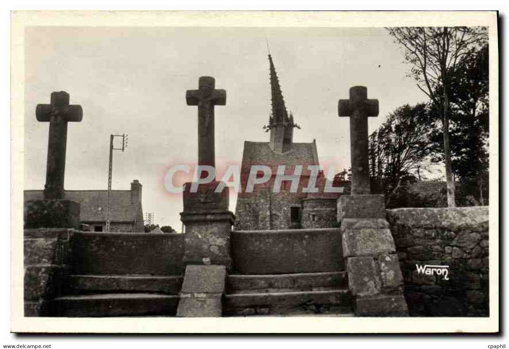 CPA Plougrescant Les Trois Croix de Saint Gonery et l'Eglise
