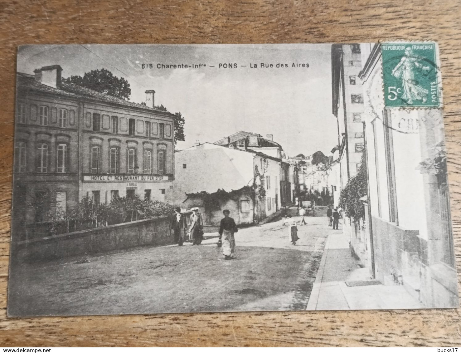 CPA Pons 17 - la rue des aires