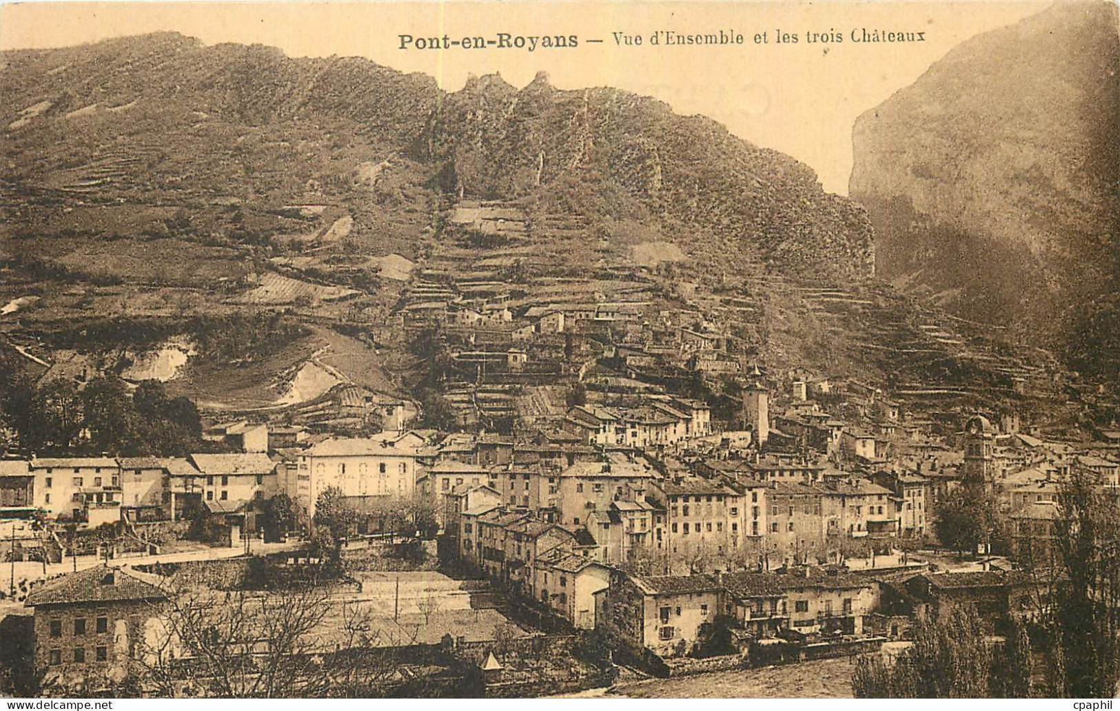 CPA Pont en Royans Vue d'Ensemble et les Trois Chateaux