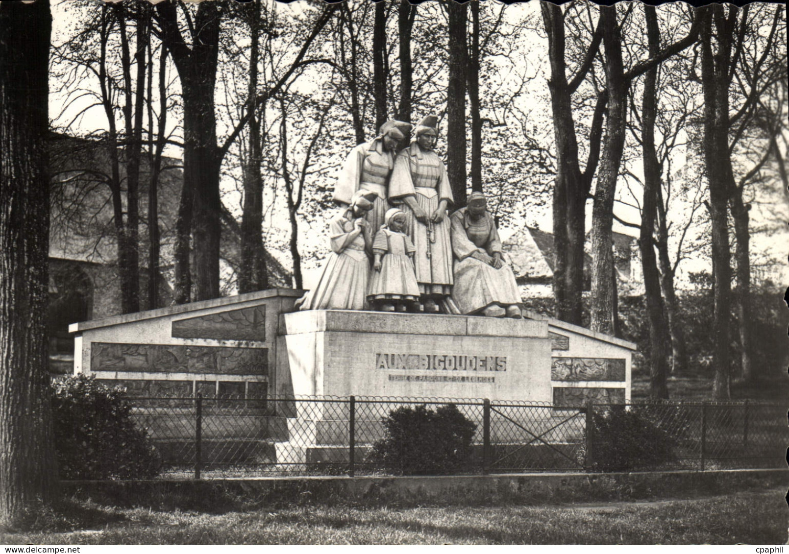 CPA Pont L'Abbe Monument Aux Bigoudens