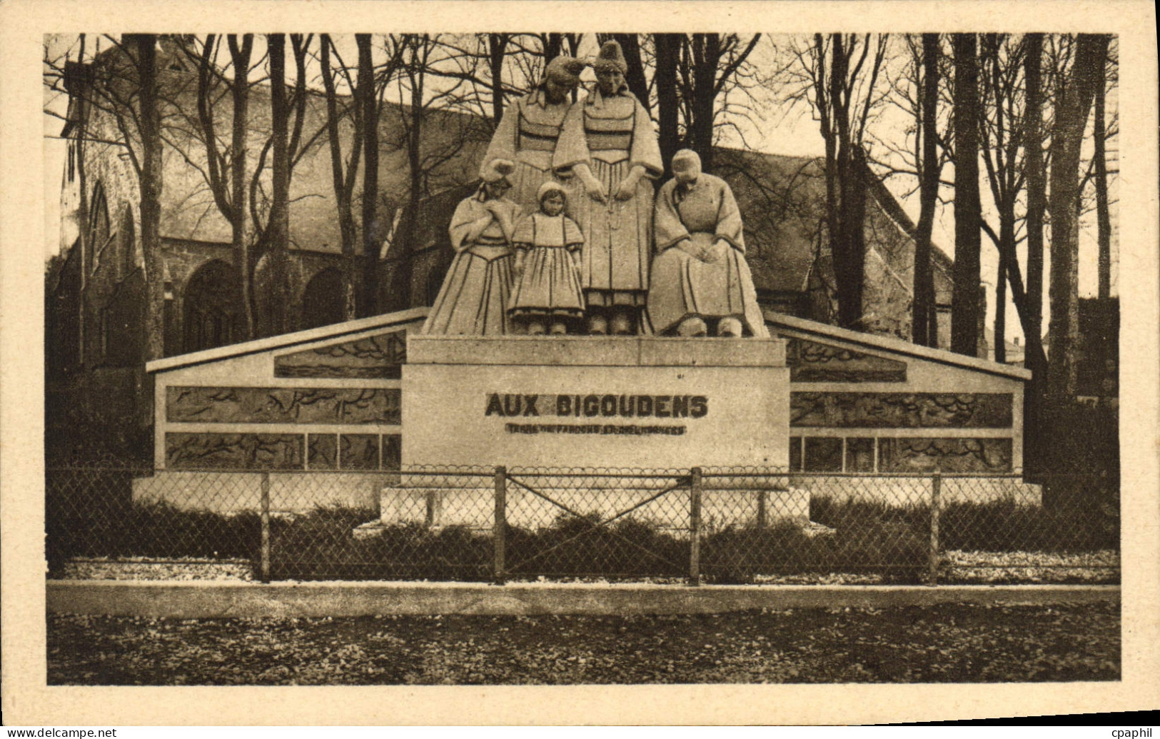 CPA Pont L'Abbe Monument Aux Bigoudens