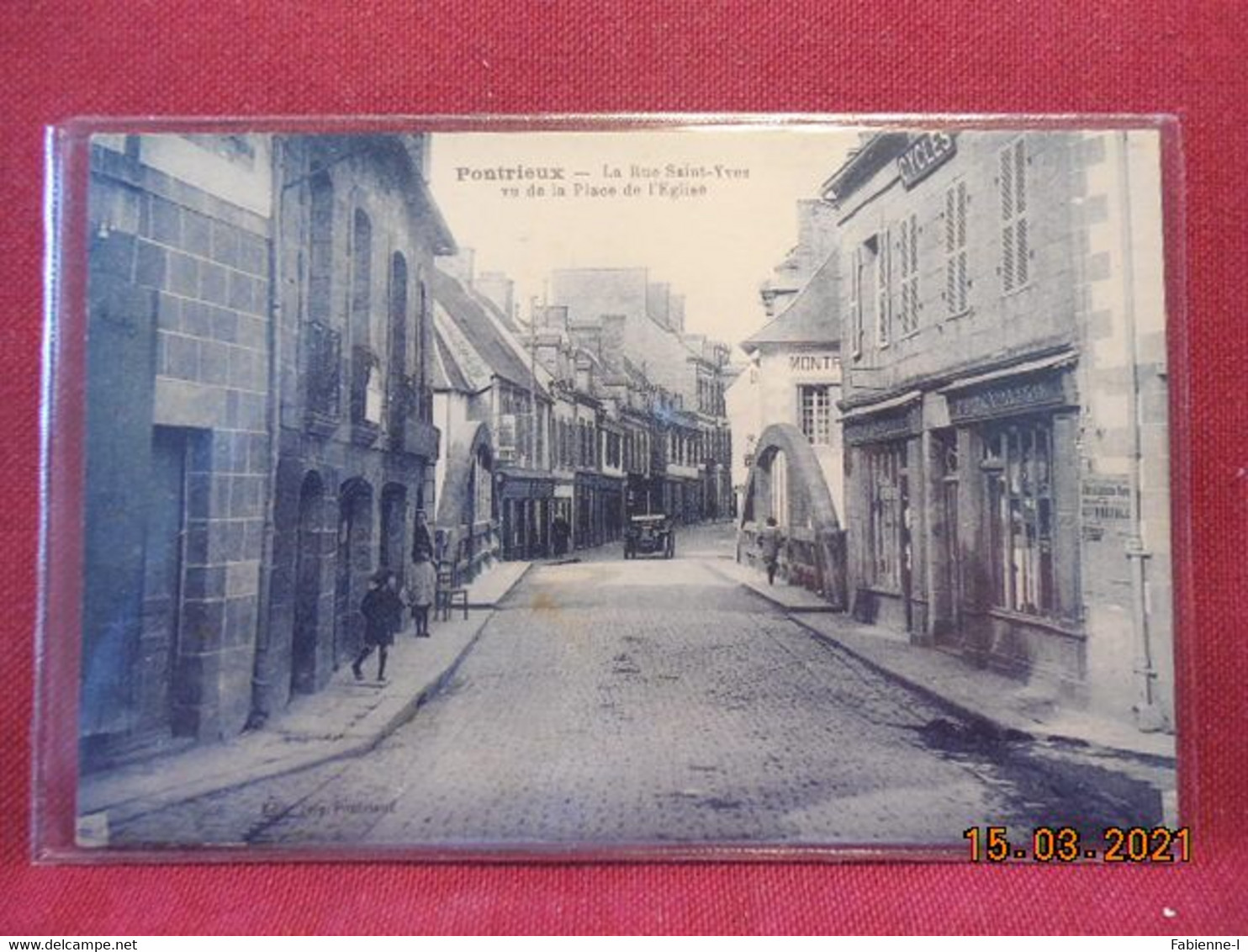 CPA - Pontrieux - La Rue Saint-Yves vu de la Place de l'Eglise
