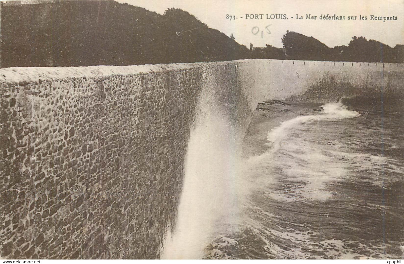 CPA Port Louis La Mer deferlant sur les Remparts