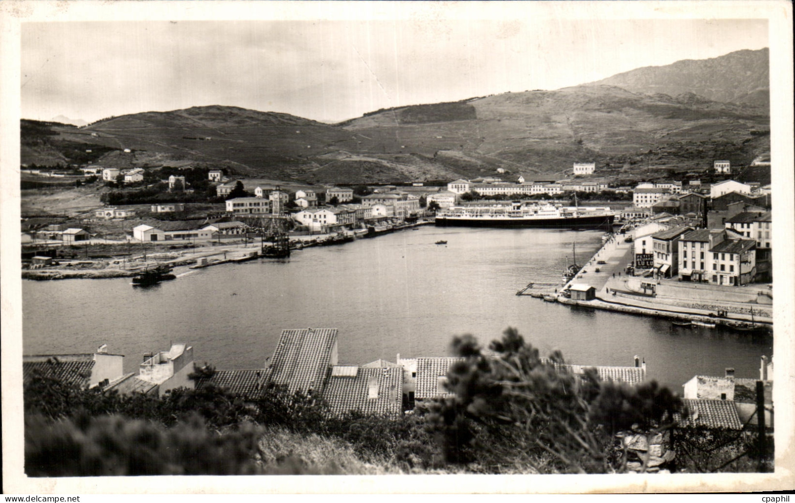 CPA Port Vendres Vue generale du Port Bateau