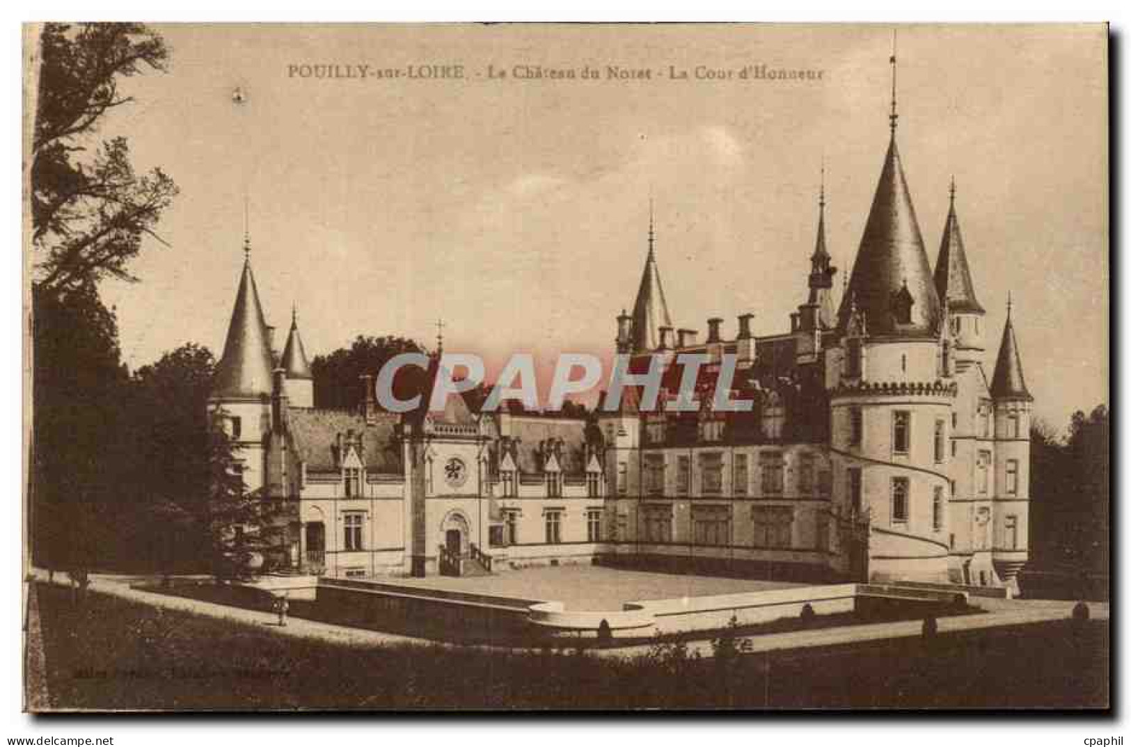 CPA Pouilly sur Loire Le chateau de Noret La cour d'honneur