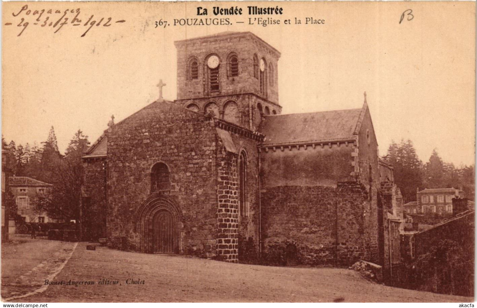CPA POUZAUGES - Église et la Place (636959)