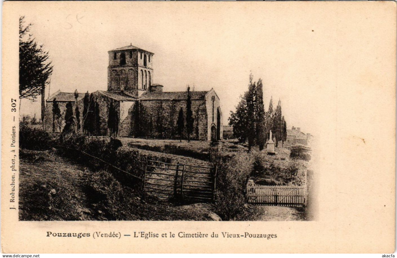 CPA POUZAUGES L'Église et le Cimetiere du Vieux-POUZAUGES (393950)