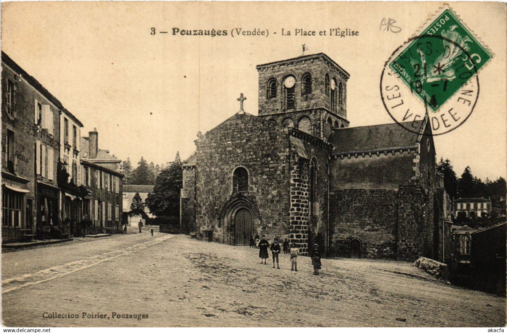 CPA POUZAUGES - La Place et Église (636957)