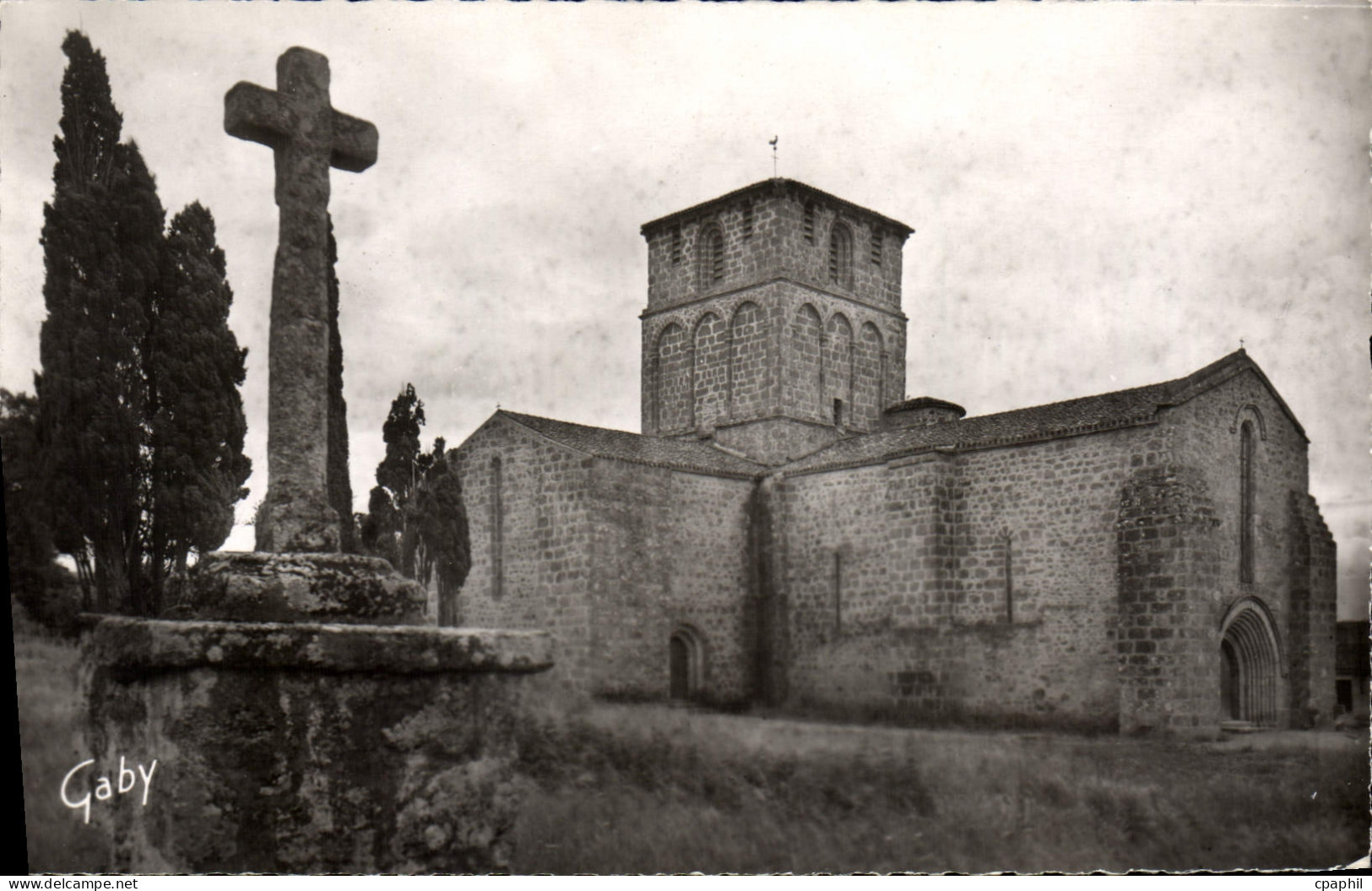 CPA Pouzauges Vendee eglise du Vieux Pouzauges et le Calvaire