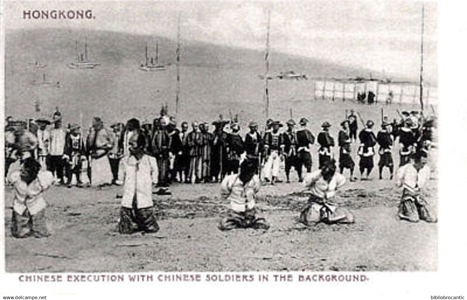 Cpa précurseur CHINA - HONGKONG < CHINESE EXECUTION WITH SOLDIERS IN BACKGROUND