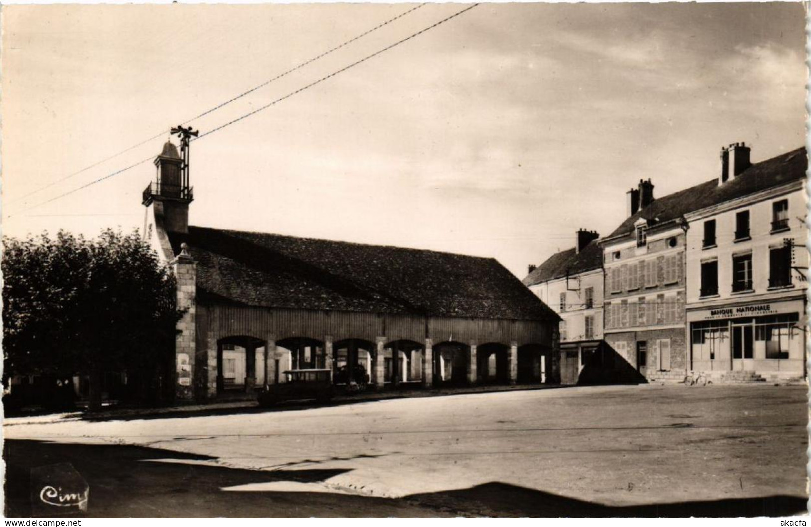 CPA PUISEAUX La Halle (607776)