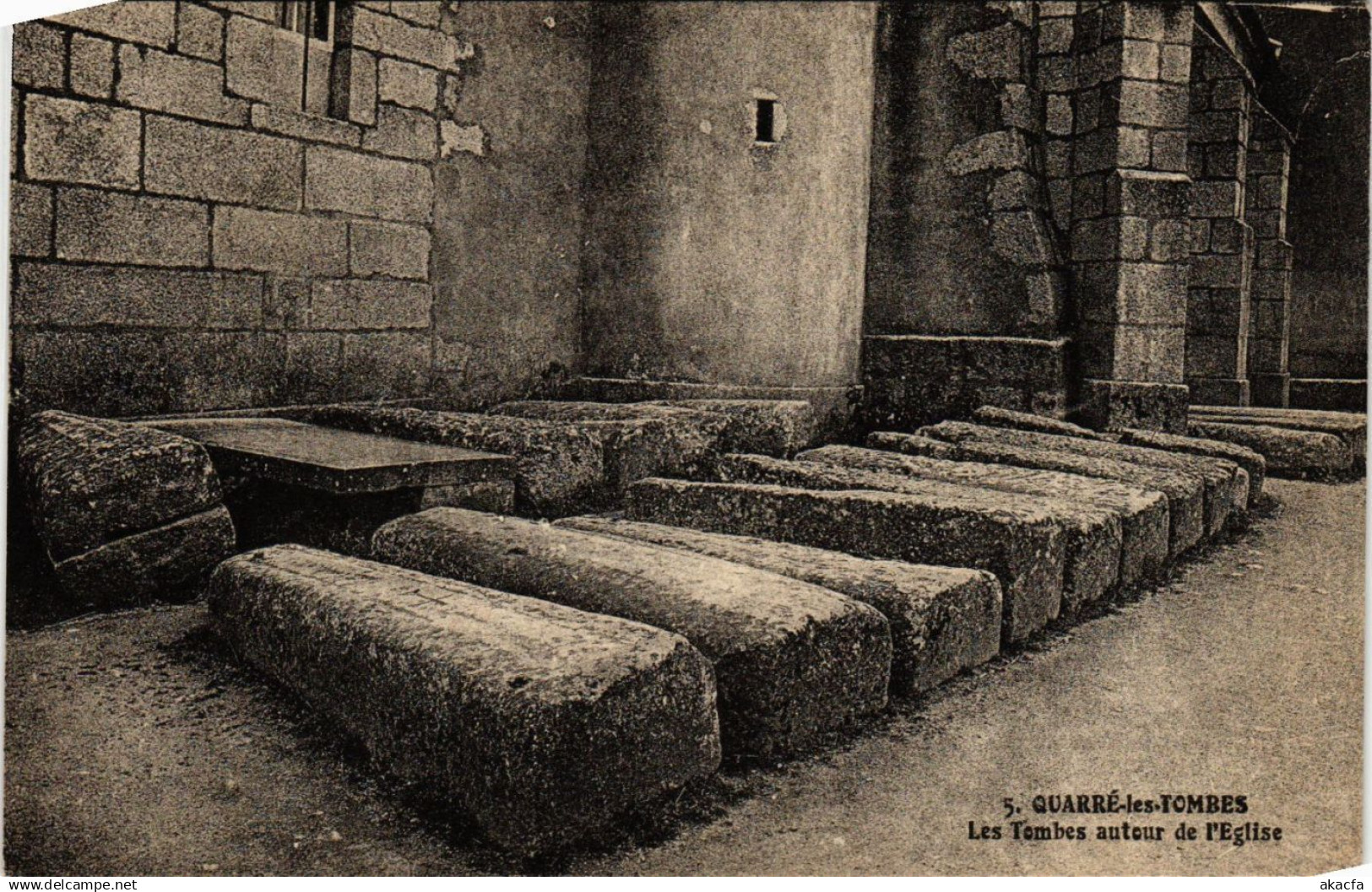 CPA QUARRÉ-les-TOMBES - Les Tombes auteur de l'Église (658643)