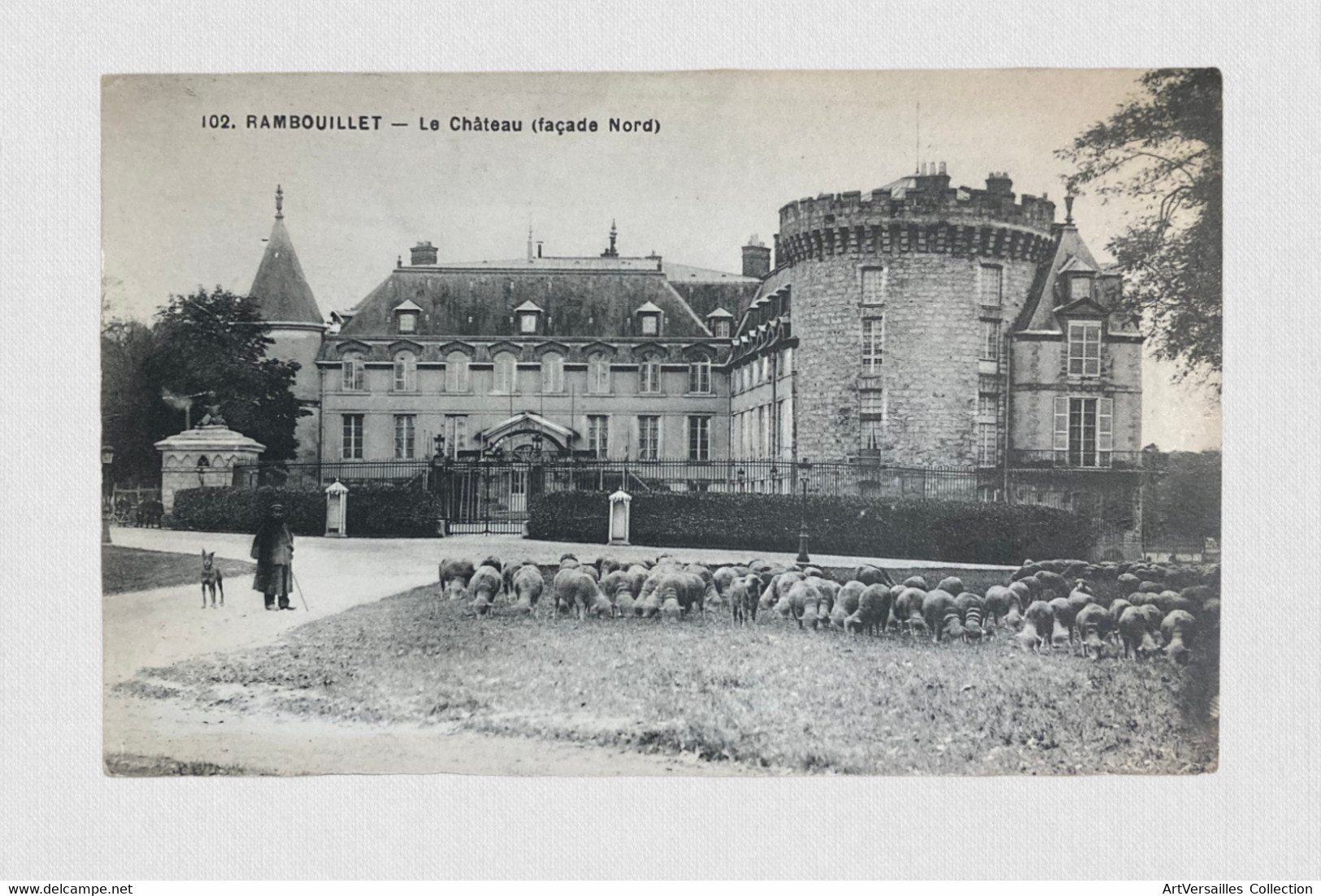 CPA Rambouillet - Berger et ses moutons devant le château - Voyagée 1917