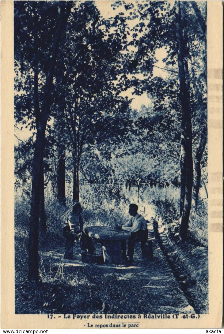 CPA Realville Le repos dans le parc FRANCE (1094838)