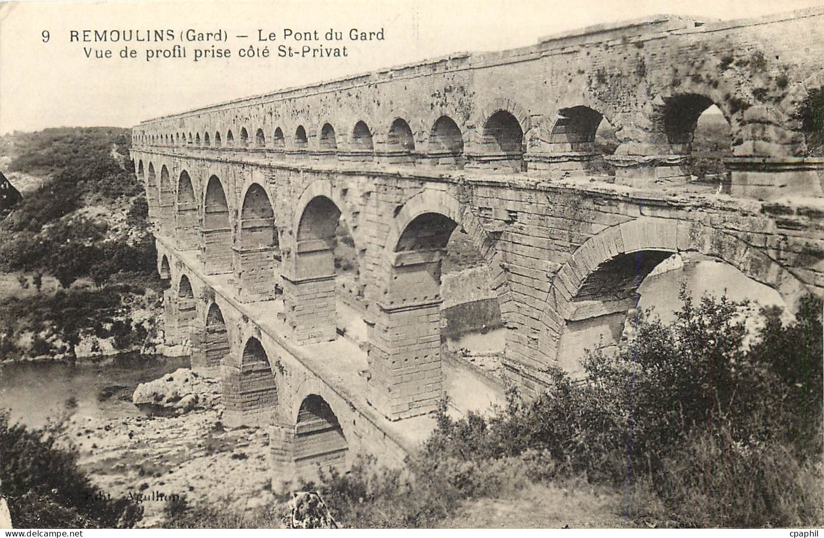CPA Remoulins Gard Le Pont du Gard Vue de profil prise cote St Privat