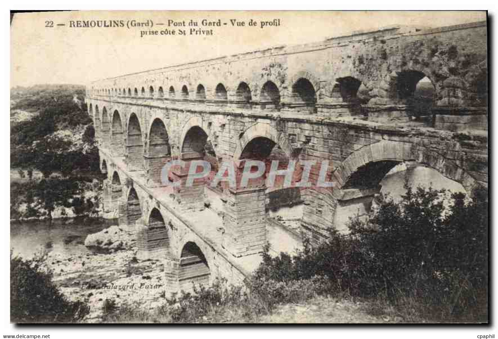 CPA Remoulins Gard Pont du Gard Vue de profil prise cote St Privat