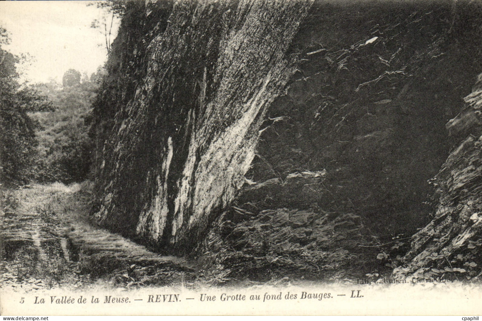 CPA Revin Une Grotte au Fond Des Bauges