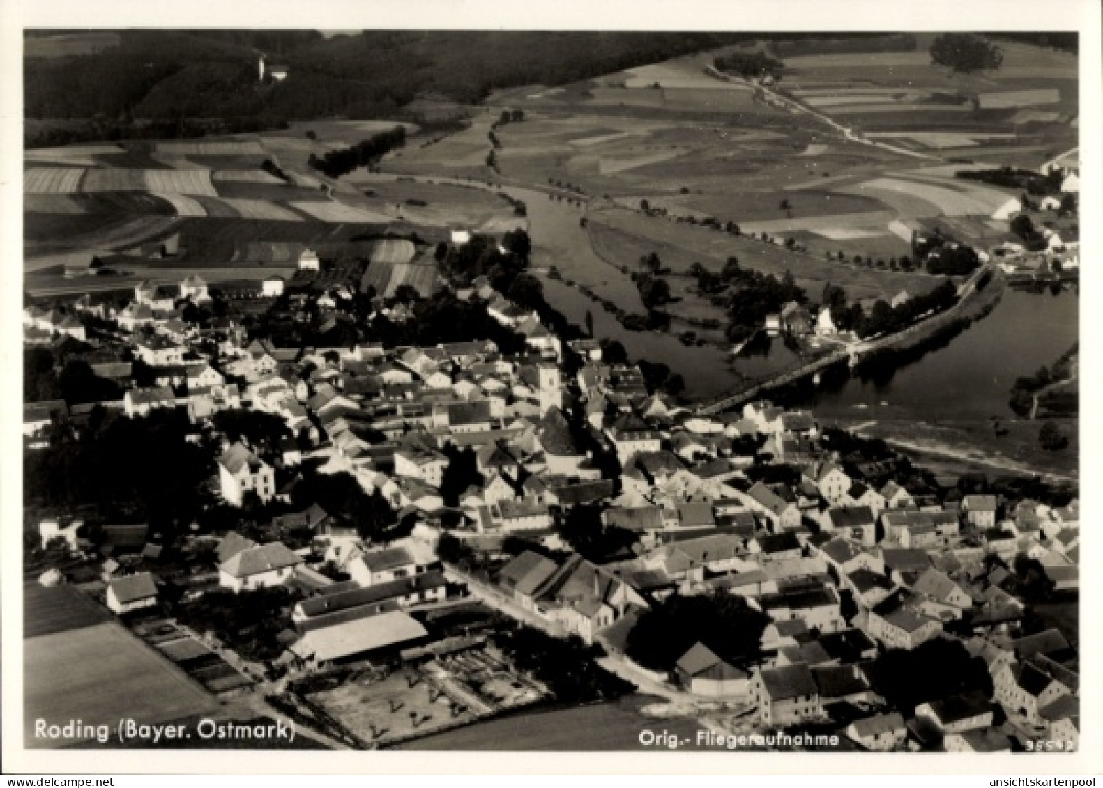 CPA Roding in der Oberpfalz, Luftaufnahme von Roding, Bayer. Ostmark, Fluss, Felder, Häuser
