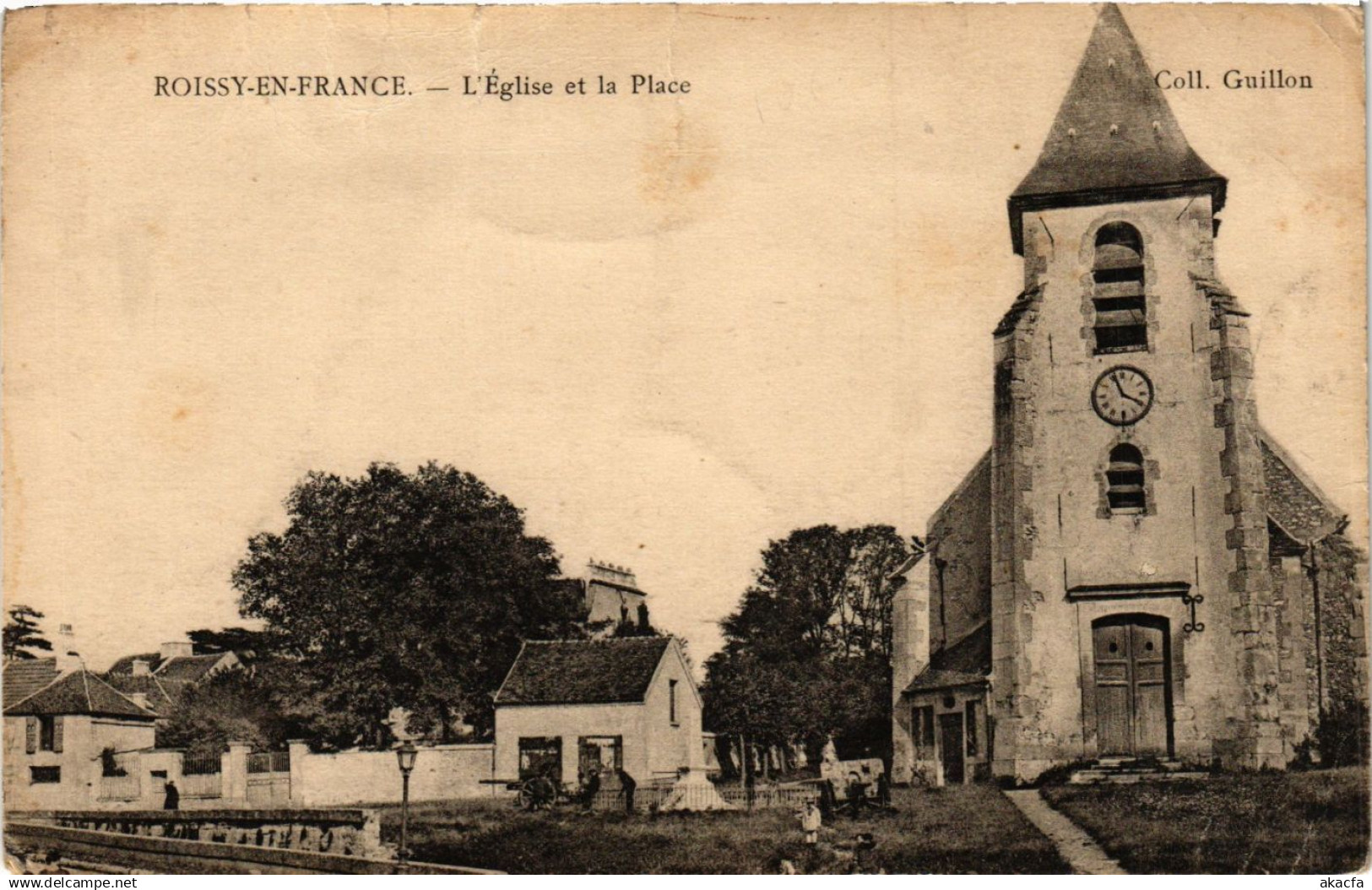 CPA ROISSY-en-FRANCE - L'Église et la Place (380776)