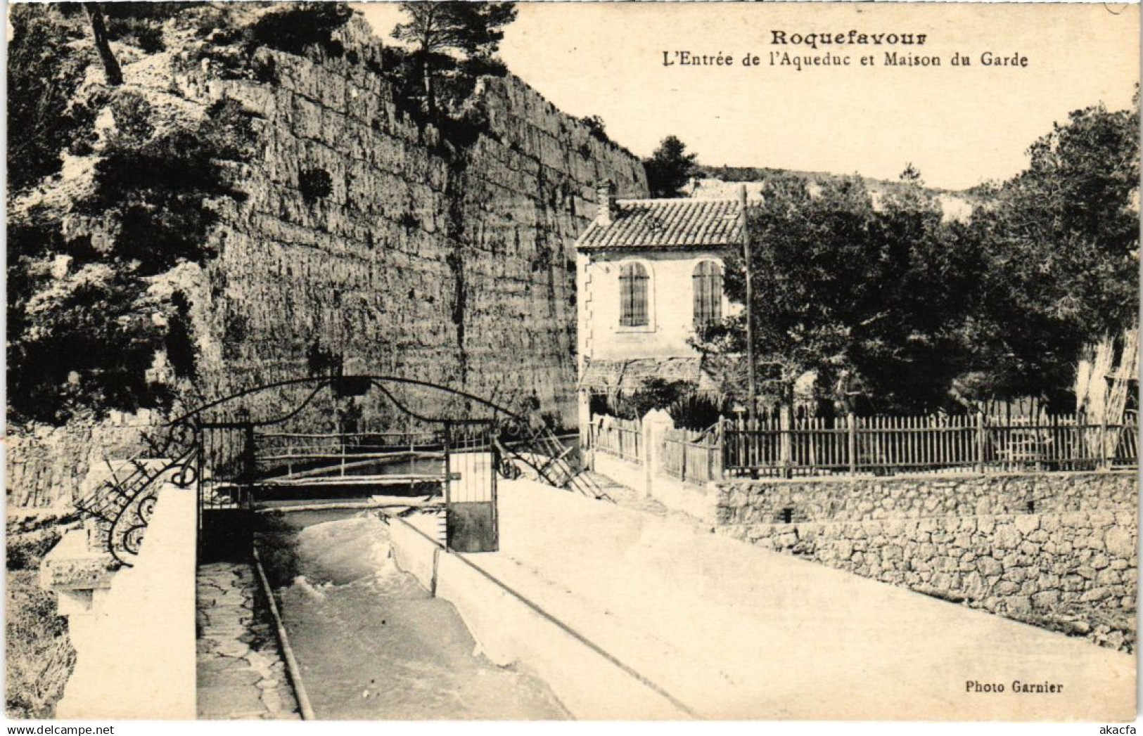 CPA ROQUEFAVOUR Entree de l'Aqueduc et Maison du Garde (1272402)