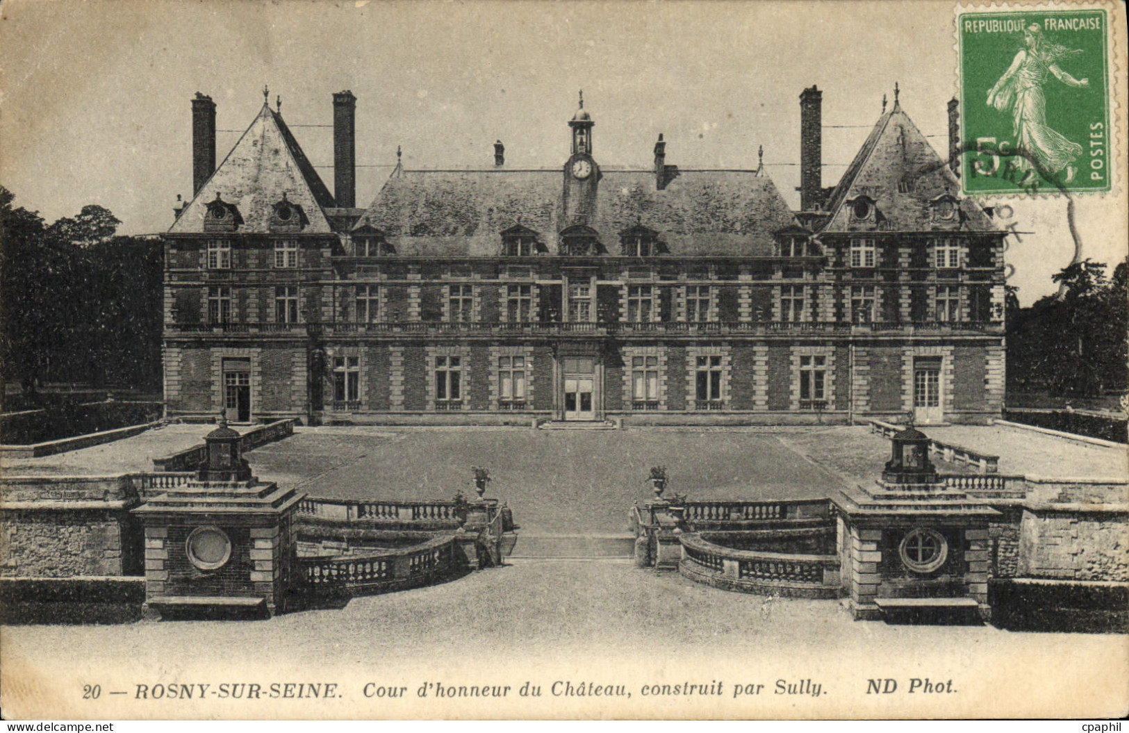 CPA Rosny sur Seine Cour d'honneur du Chateau construit par Sully