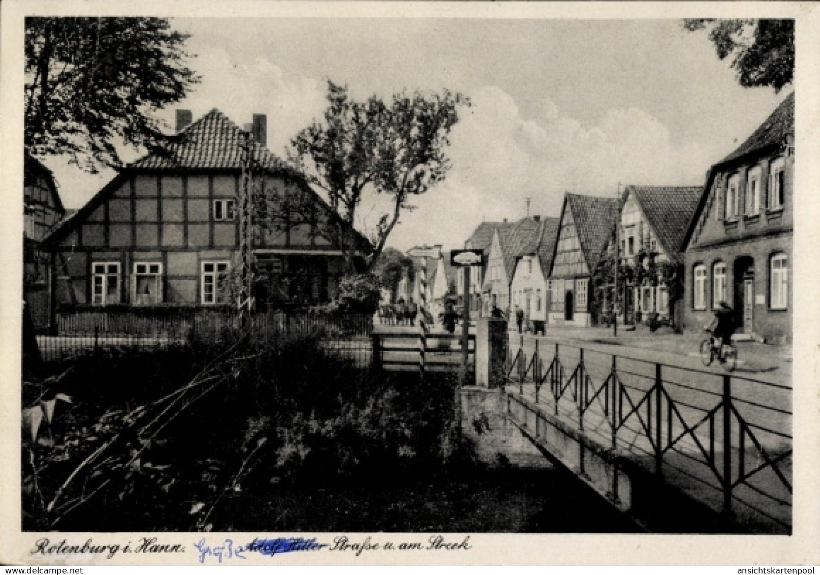 CPA Rotenburg in Hann. Rotenburg an der Wümme, Dorfansicht, Fachwerkhäuser, Straße, Brücke, Bäume