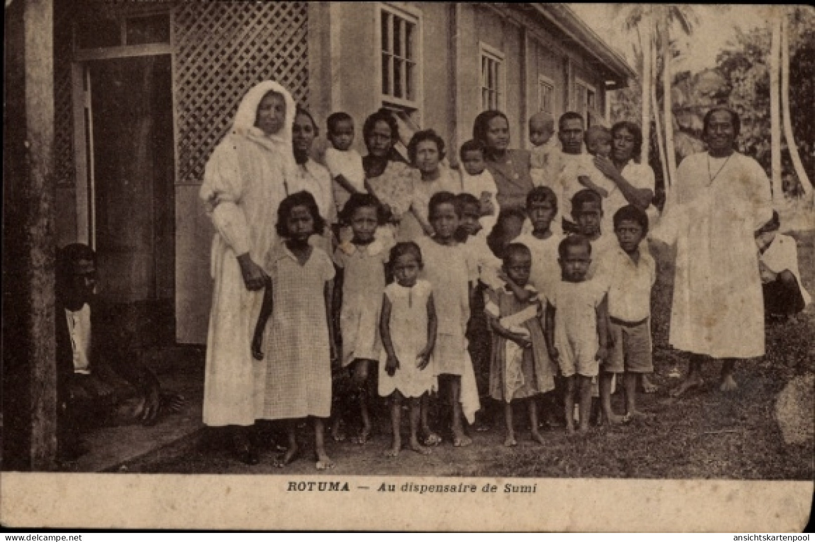 CPA Rotuma Fidschi, Au dispensaire de Sumi, Portrait de groupe